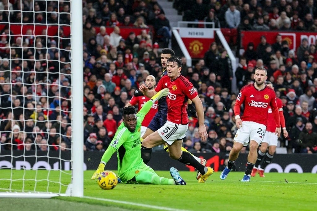 Solanke ghi bàn vào lưới Man Utd. (Nguồn: Getty)