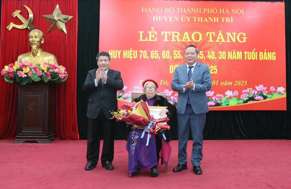 Le secrétaire adjoint permanent du Comité du Parti de Hanoi, Nguyen Van Phong, et le secrétaire du Comité du Parti du district de Thanh Tri, Nguyen Tien Cuong, ont présenté l'insigne de 70 ans d'adhésion au Parti à la membre du Parti, Nguyen Thi Bao, du Comité du Parti de la commune de Tam Hiep, district de Thanh Tri.