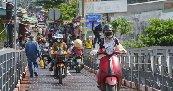 Primer plano de dos puentes gravemente degradados en el sur de la ciudad de Ho Chi Minh