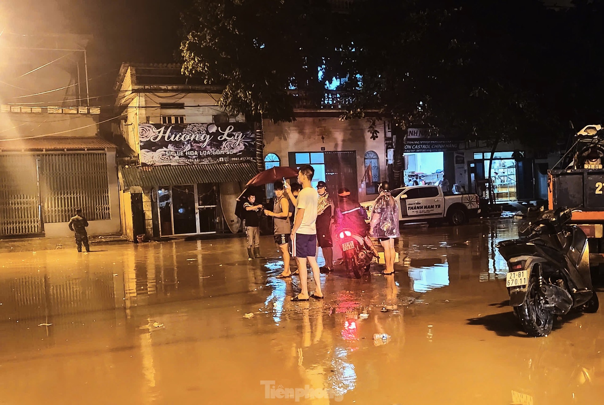 ទឹក​ទន្លេ​ក្រហម​ហក់​ឡើង ប្រជាជន Yen Bai ស្នាក់​ពេញ​មួយ​យប់​ដើម្បី​ត្រៀម​ខ្លួន​រួច​ផុត​ពី​ទឹកជំនន់ រូបថត ៨