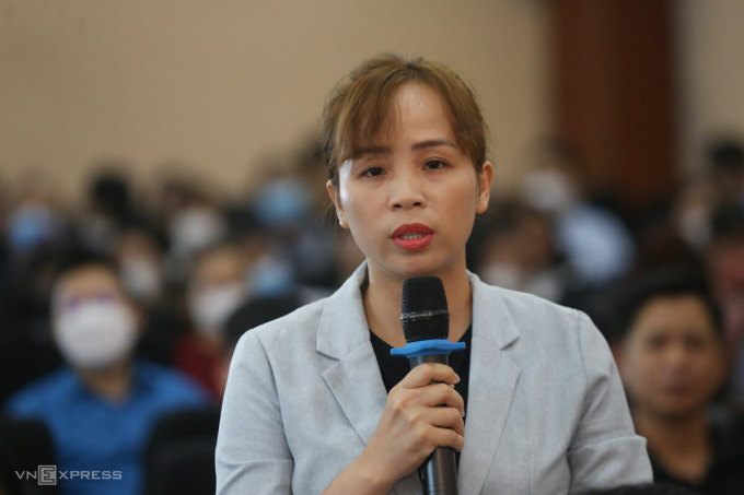 Mme Nguyen Thi Thuy, présidente du syndicat de l'entreprise GU Vina, a été terrorisée à deux reprises par des appels téléphoniques secrets liés à la dette des travailleurs. Photo : Gia Chinh