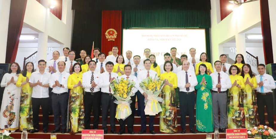 Les délégués du Conseil populaire du district de Thanh Tri ont offert des fleurs pour féliciter le secrétaire du Parti du district de Thanh Tri, Nguyen Tien Cuong, et le nouveau président du Comité populaire du district de Thanh Tri, Nguyen Xuan Phong. 