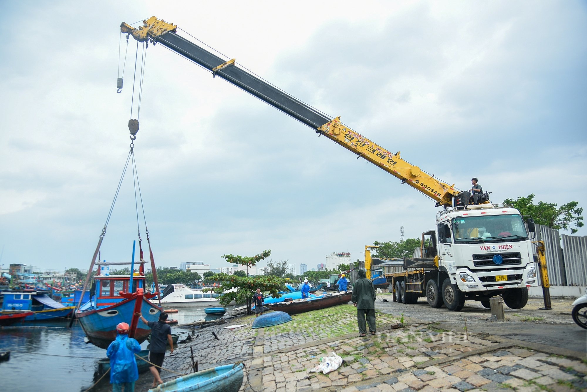 Bão Trà Mi áp sát, ngư dân Đà Nẵng hối hả vào bờ, neo đậu tàu thuyền tránh bão- Ảnh 5.