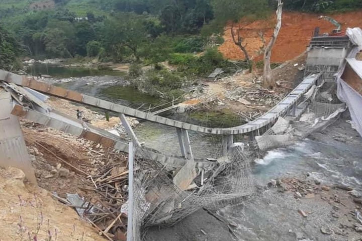 Escena del colapso del puente Lung Cang en la comuna de Thuan Hoa, distrito de Vi Xuyen. (Foto: D.X.)