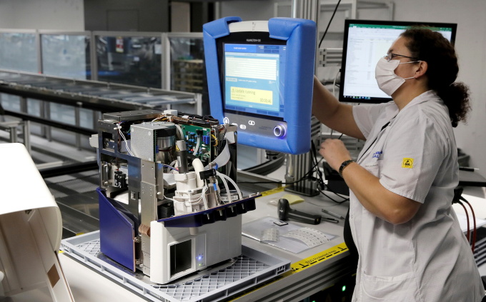 2020年3月18日、スイスのドマート/エムスの工場で人工呼吸器を点検するハミルトン・メディカルの従業員。写真：ロイター