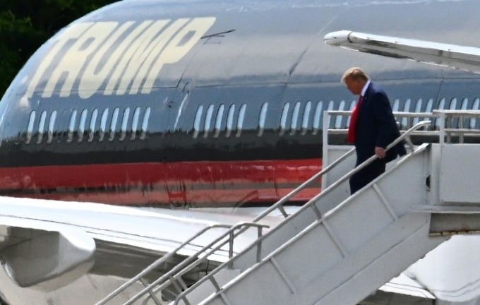 Der ehemalige Präsident Donald Trump steigt am 12. Juni am Flughafen von Miami, Florida, aus dem Flugzeug. Foto: AFP