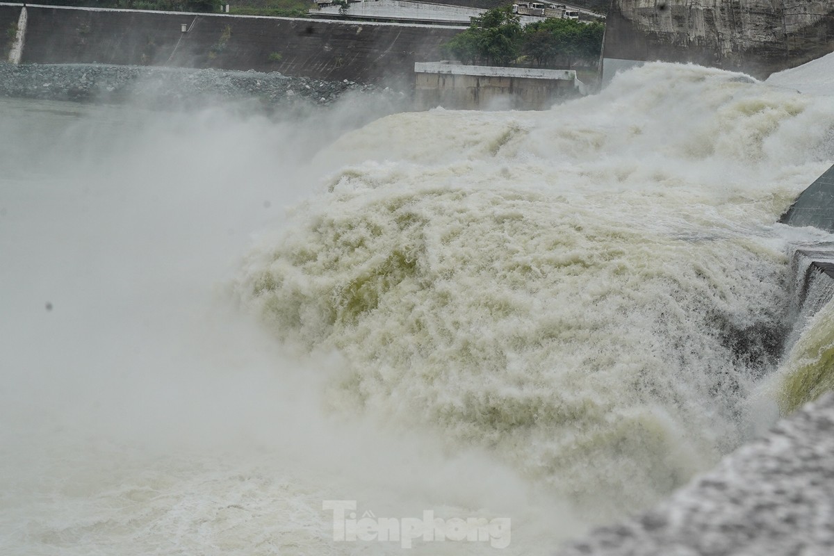 CLIP: People flock to Hoa Binh Hydroelectric Plant to watch flood discharge photo 3