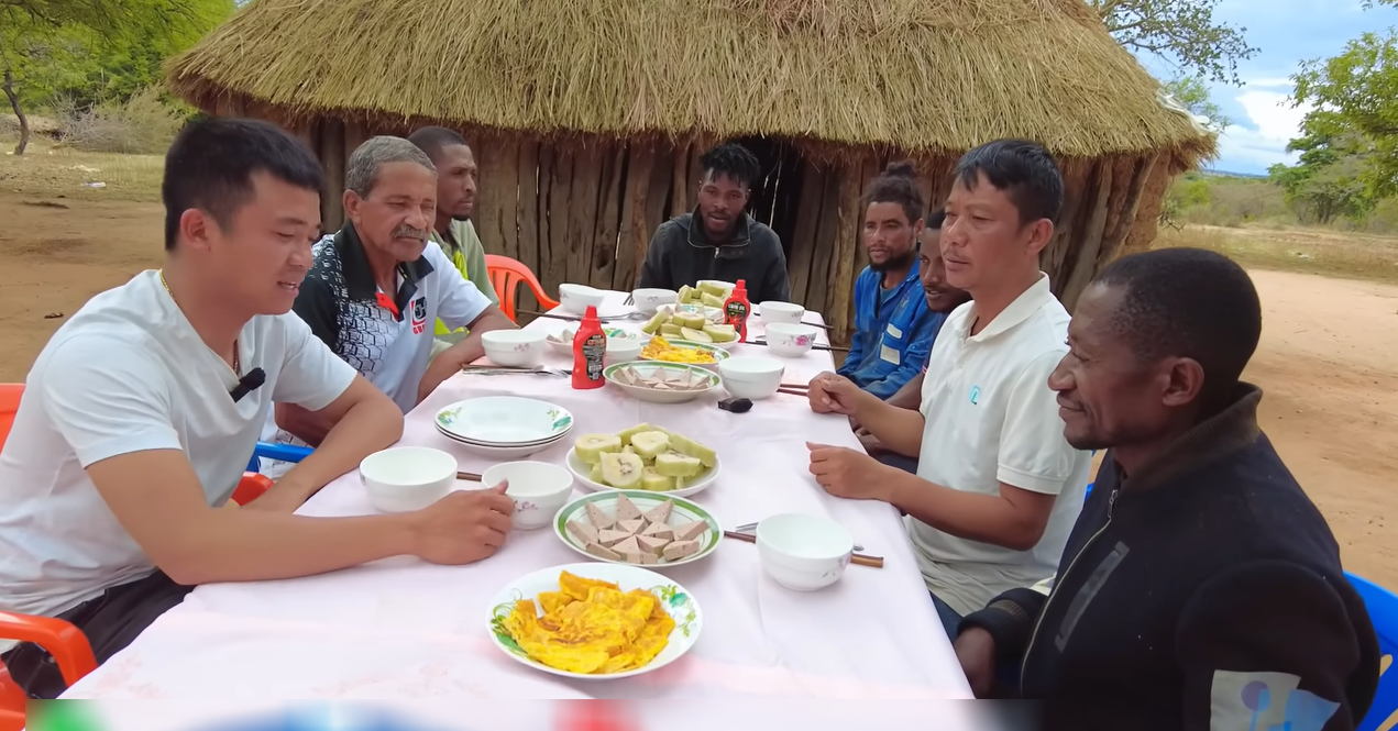 Người châu Phi lần đầu thử bánh tét Việt, tiết lộ lý do thèm nhưng không ăn thêm