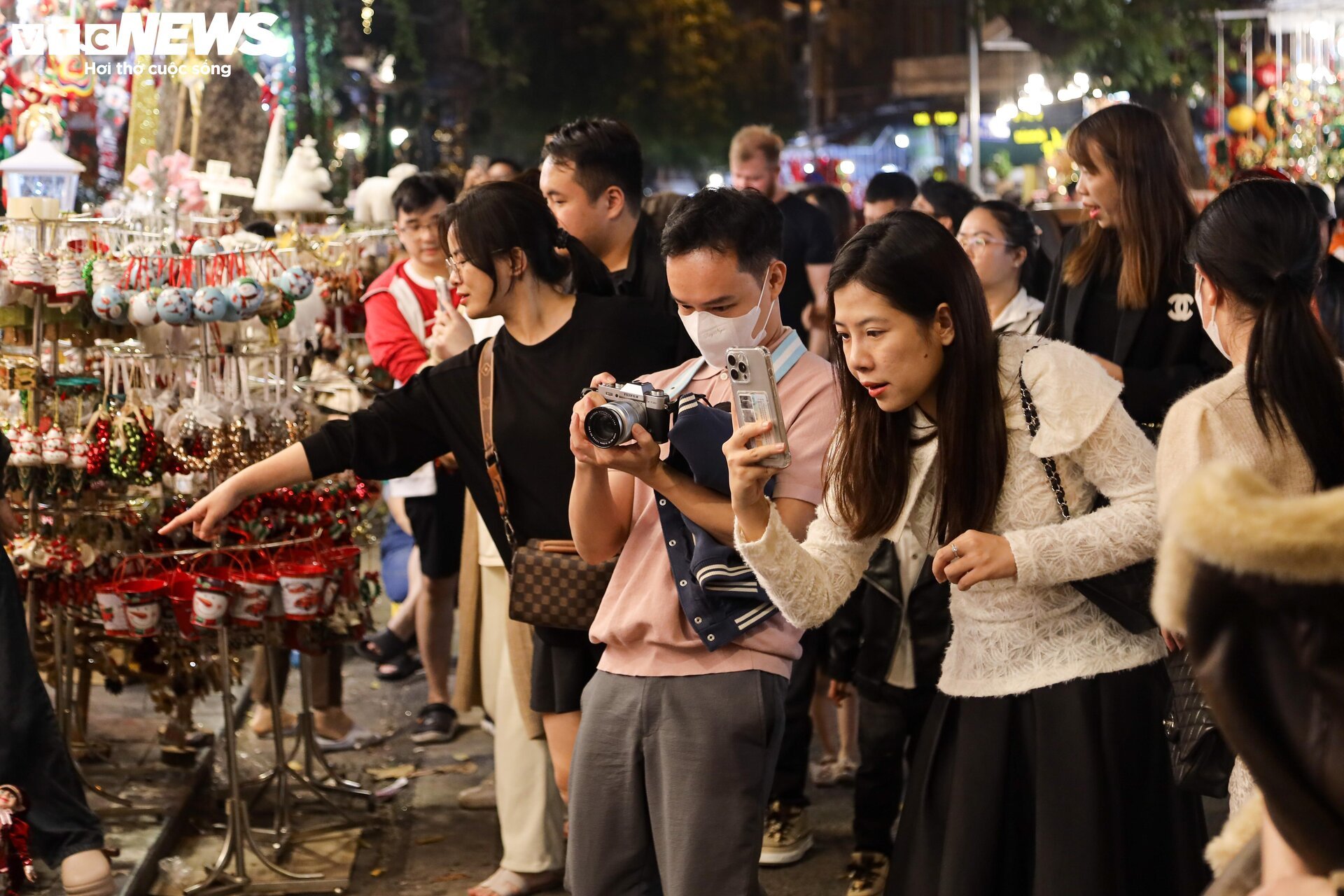 Les décorations de Noël 2023 sont vendues partout, les rues de Hanoi sont colorées - 21