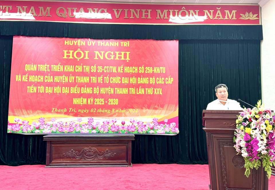 Le secrétaire du comité du parti du district, président du comité populaire du district de Thanh Tri, Nguyen Tien Cuong, a prononcé un discours lors de la conférence.