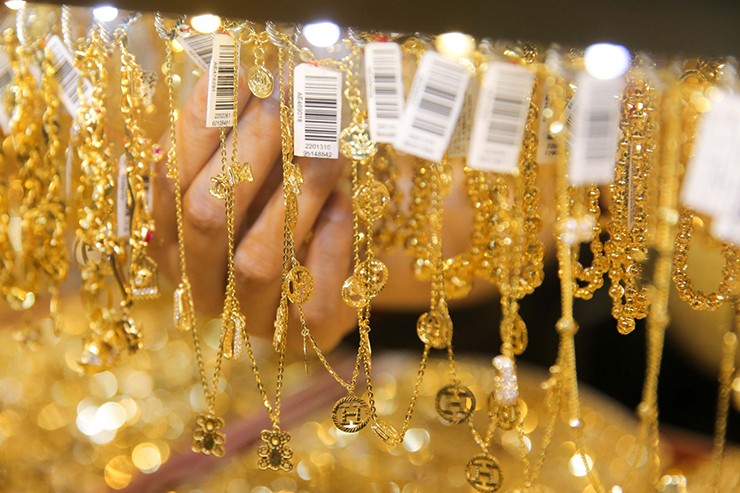 Gold prices fell sharply after yesterday's meteoric rise