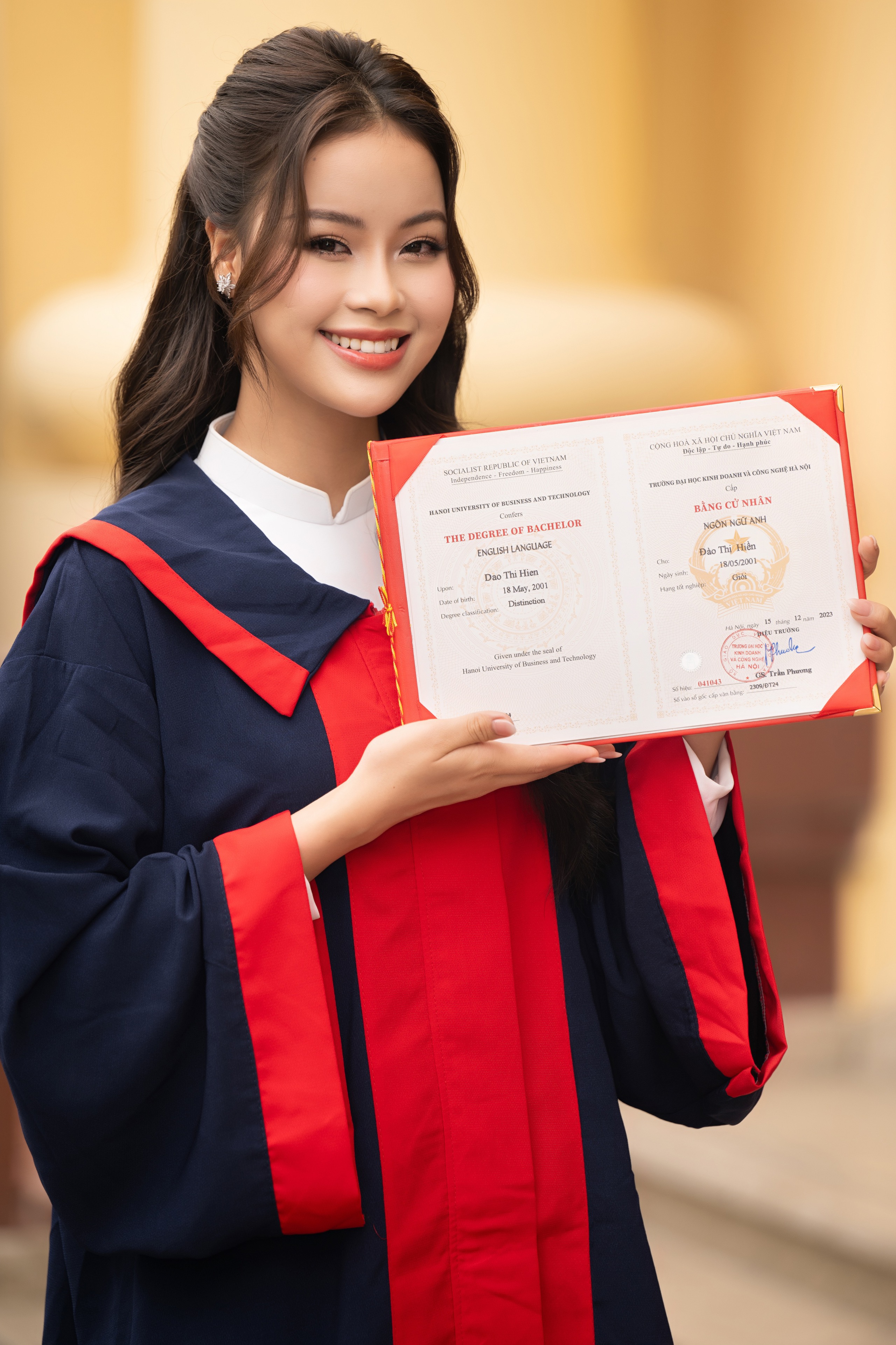 Á hậu Đào Thị Hiền xinh đẹp rạng rỡ trong ngày tốt nghiệp đại học, 