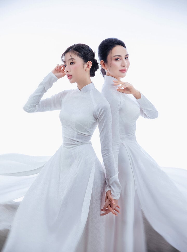 Hai mẹ con chọn mặc áo dài trắng vì đây là bộ trang phục gắn liền với nhiều thế hệ phụ nữ Việt Nam. Ngoài ra, Ngọc Diễm muốn cùng con gái thực hiện bộ ảnh vì không lâu nữa bé sẽ sang Mỹ du học.