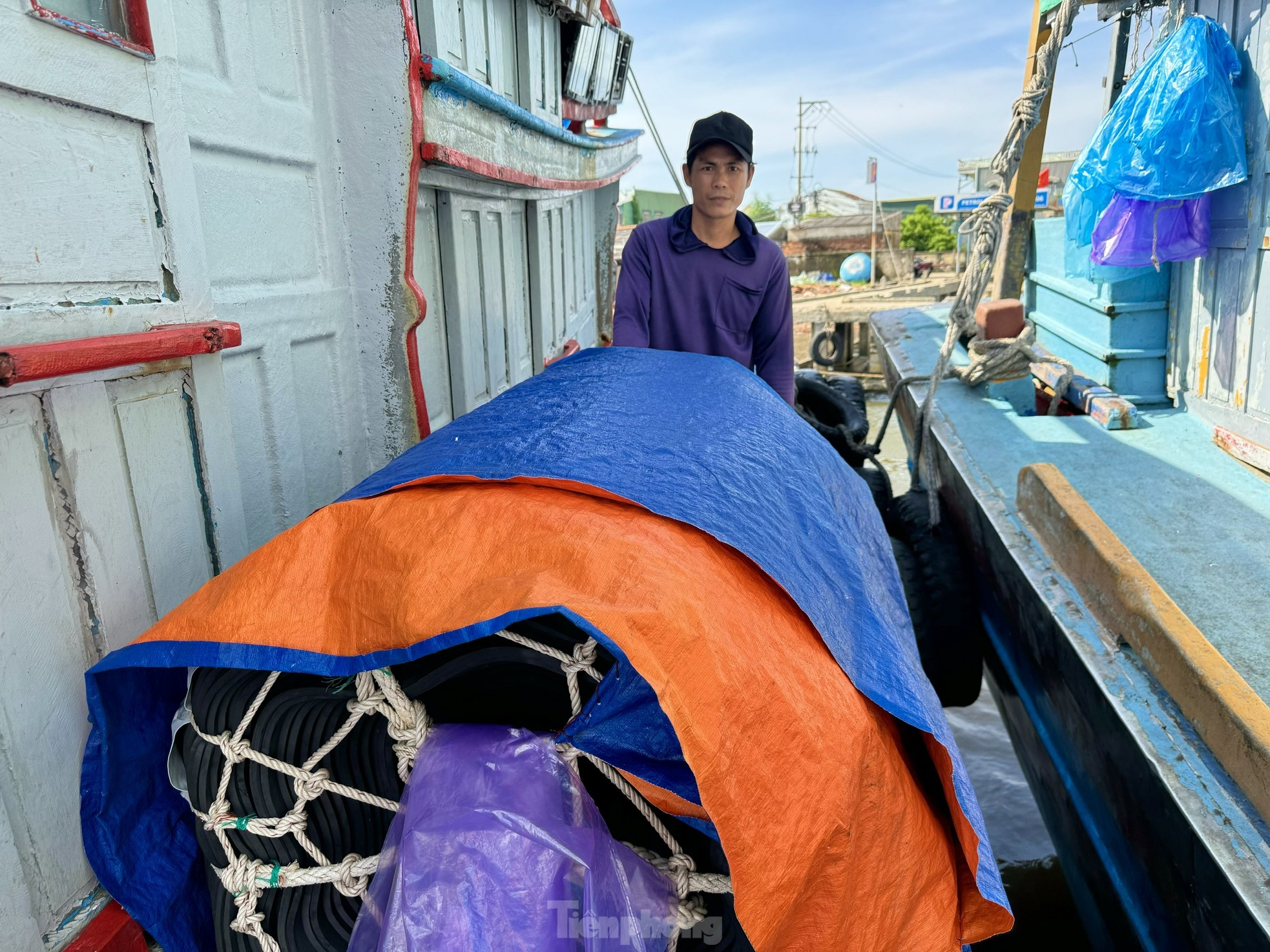 Fischer aus Quang Ngai beenden ihren Angelausflug nicht und kehren eilig ans Ufer zurück, um den Fisch zu verkaufen und dem Sturm zu entgehen. Foto 11