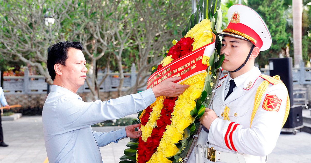 Die Delegation der XV. Nationalversammlung der Provinz Ha Giang besuchte die heldenhaften Märtyrer auf dem nationalen Märtyrerfriedhof Vi Xuyen und am Höhepunkt 468.