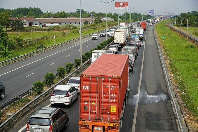 Eine Reihe von Unfällen verursachte einen drei Kilometer langen Stau auf der Autobahn Ho-Chi-Minh-Stadt – Trung Luong. Foto: Nam An