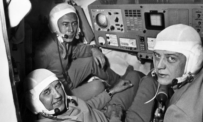 Cosmonauts Georgy Dobrovolsky (center), Viktor Patsayev (left) and Vladislav Volkov (right) in the cabin of the Soyuz spacecraft. Photo: Hulton-Deutsch Collection/CORBIS/Corbis