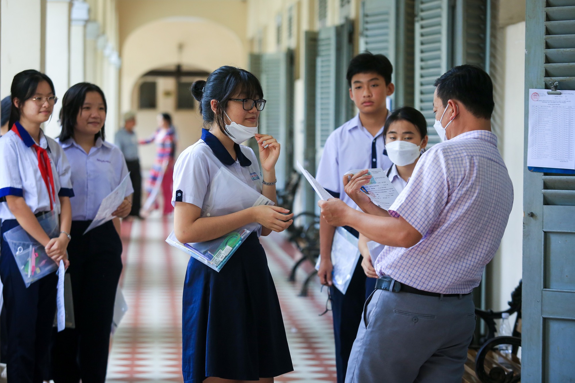 Chấm thi lớp 10 tại TP.HCM: Giám khảo không được mang hướng dẫn chấm ra ngoài
 - Ảnh 1.