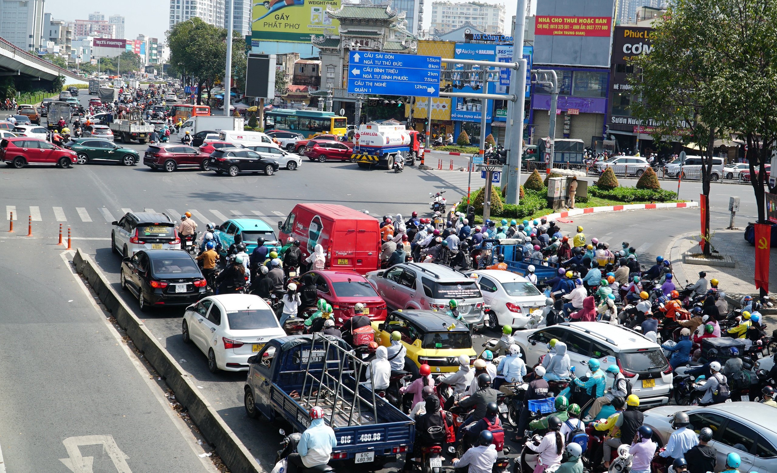 Kẹt xe, tắc đường, vượt đèn đỏ, dùng như thế nào trong tiếng Anh?- Ảnh 2.