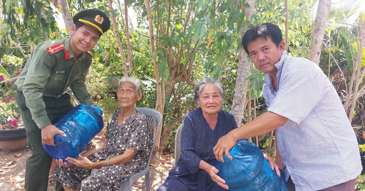 Police force promptly provided free clean water to people