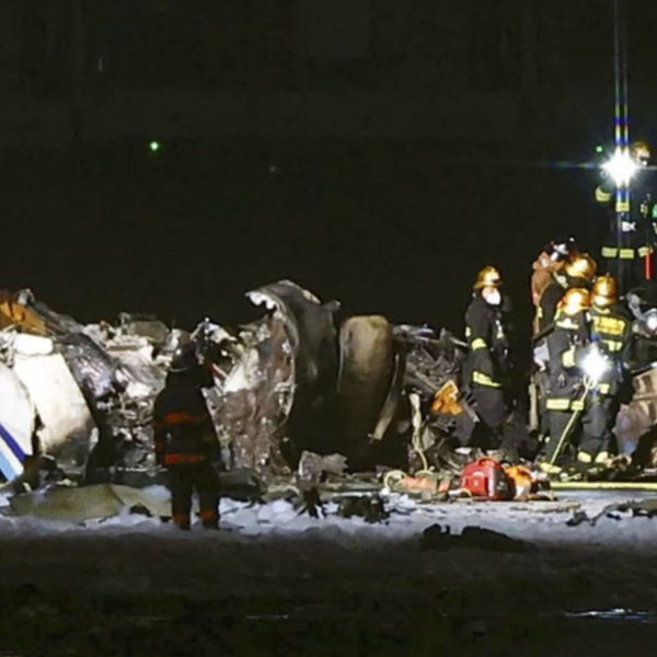 ¿Qué hizo el "milagro" en el incendio del avión en Japón?