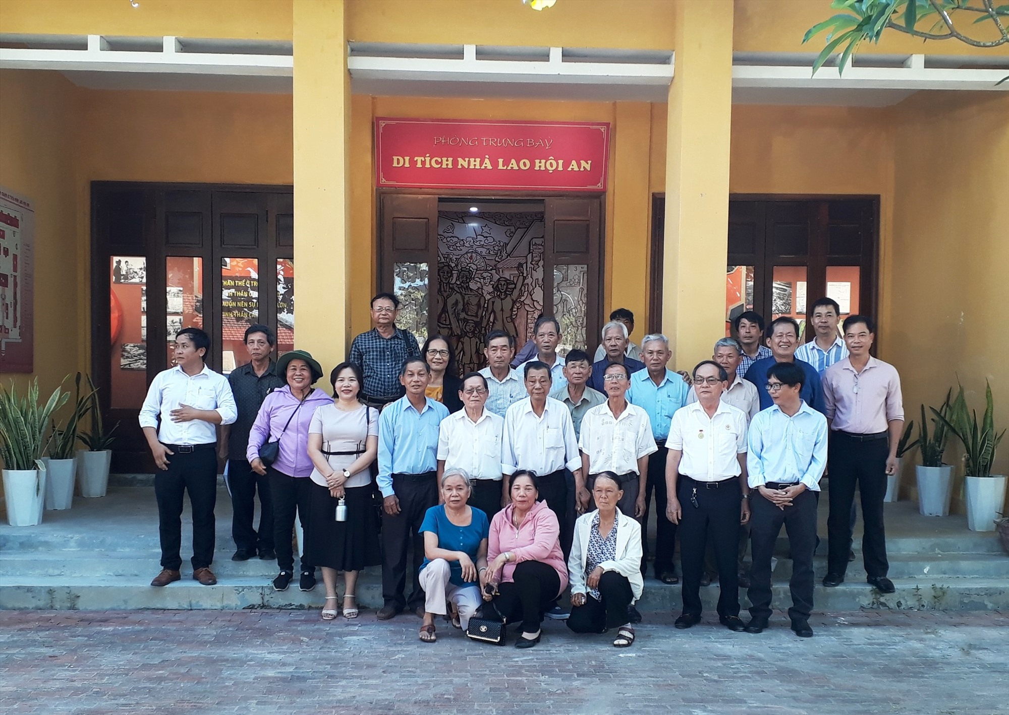 Delegates from city departments and patriotic prisoners visited Hoi An Prison relic (Xom Moi Prison) before attending the discussion.