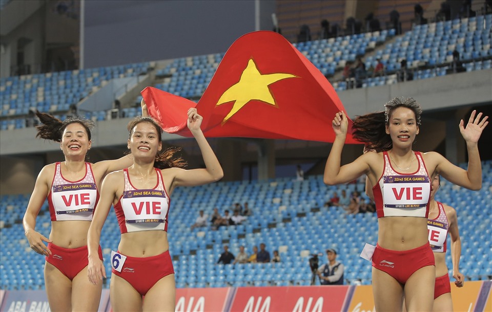 La alegría de las atletas vietnamitas. Sin embargo, el equipo masculino de atletismo vietnamita no tuvo éxito cuando Quach Cong Lich, Nguyen Tung Lam, Tran Nhat Hoang y Tran Dinh Son solo terminaron cuartos en el relevo 4x400m masculino.