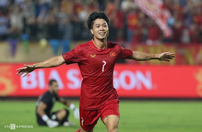 Cong Phuong celebra después de anotar para ayudar a Vietnam a vencer a Palestina por 2-0 en el estadio Thien Truong el 11 de septiembre. Foto: Hieu Luong