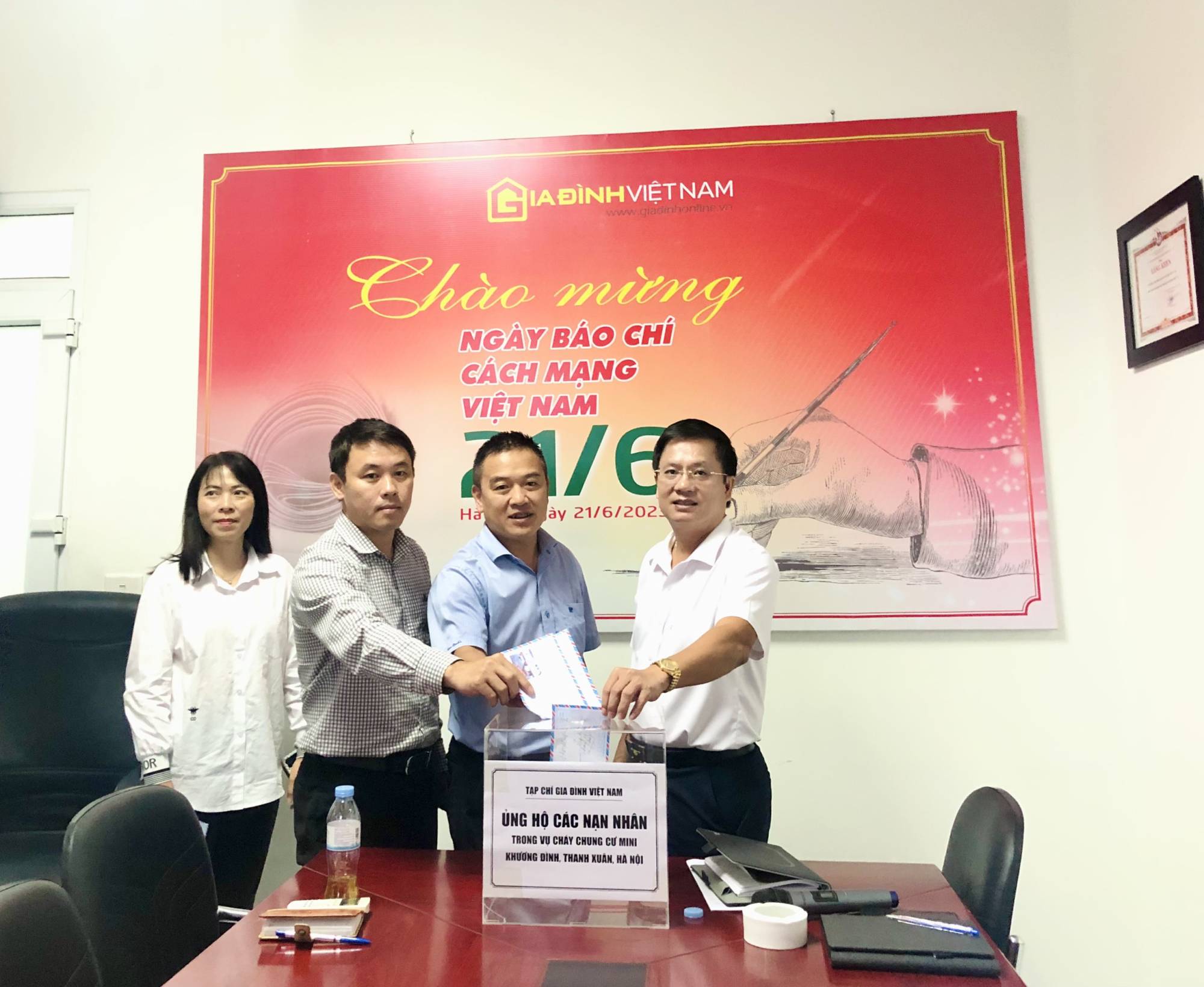 Le magazine Vietnam Family a lancé une campagne pour soutenir les victimes de l'incendie dans le district de Thanh Xuan, photo 1