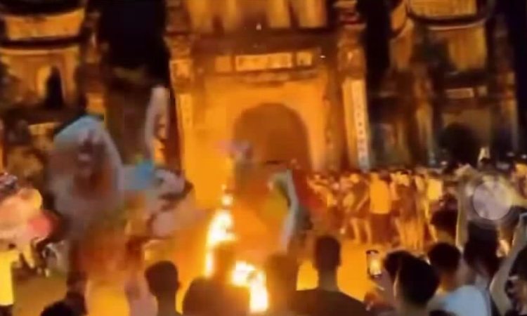 Trois enfants brûlés après avoir brûlé une tête de lion