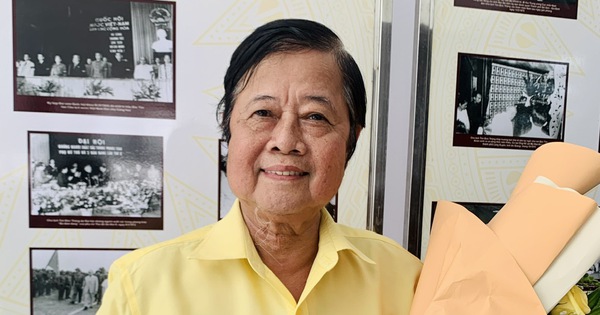 Musician Nguyen Van Hien donated a song about Uncle Ton to the Ton Duc Thang Museum.