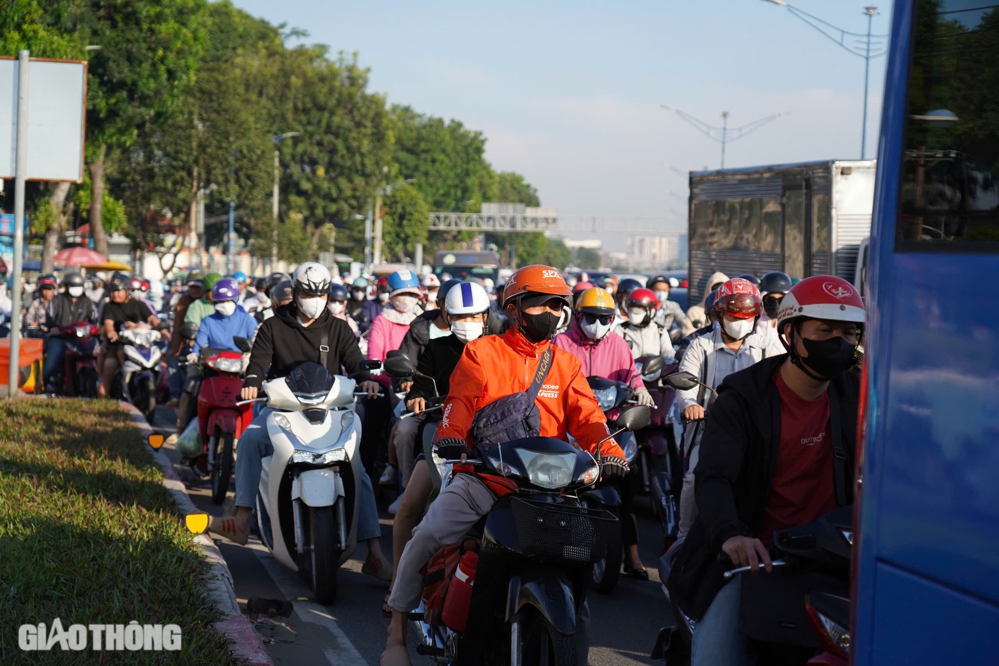 Bất ngờ với giao thông trung tâm TP.HCM ngày đầu tuần- Ảnh 9.