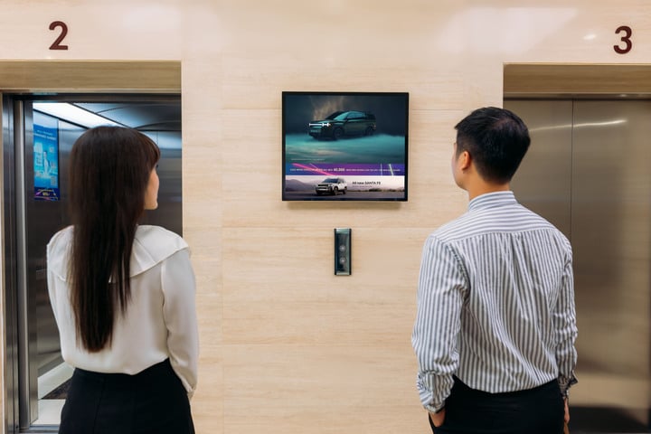 Dual screen system integrated with AI technology helps brands measure advertising effectiveness.