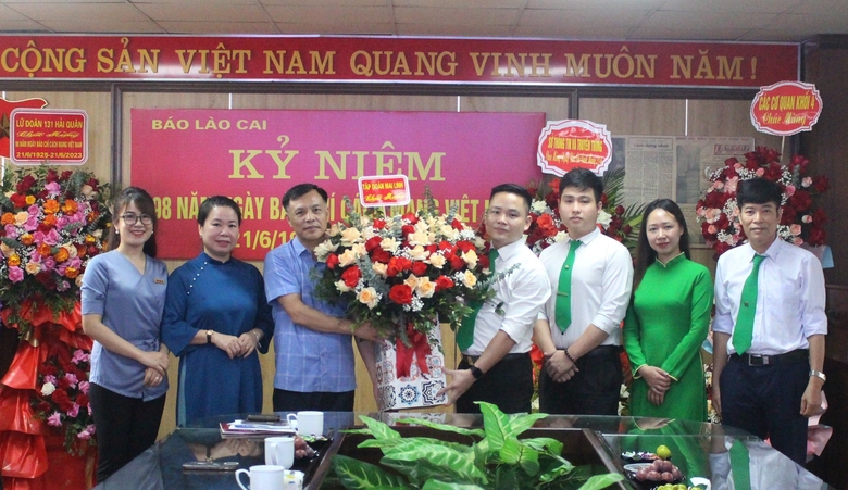 Mai Linh Transport Service Company presented flowers to congratulate Lao Cai Newspaper..jpg