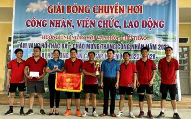 La Federación Laboral del Distrito de Yen Binh organiza el torneo de voleibol de los trabajadores de VCLĐ.