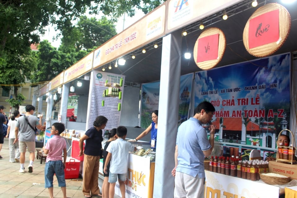 Promotion des produits OCOP au Festival d'automne de Hanoi 2023. Photo : Moc Mien