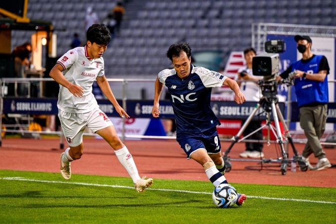 Nguyen Van Toan (right) in Seoul E-Land shirt. Photo: SEL