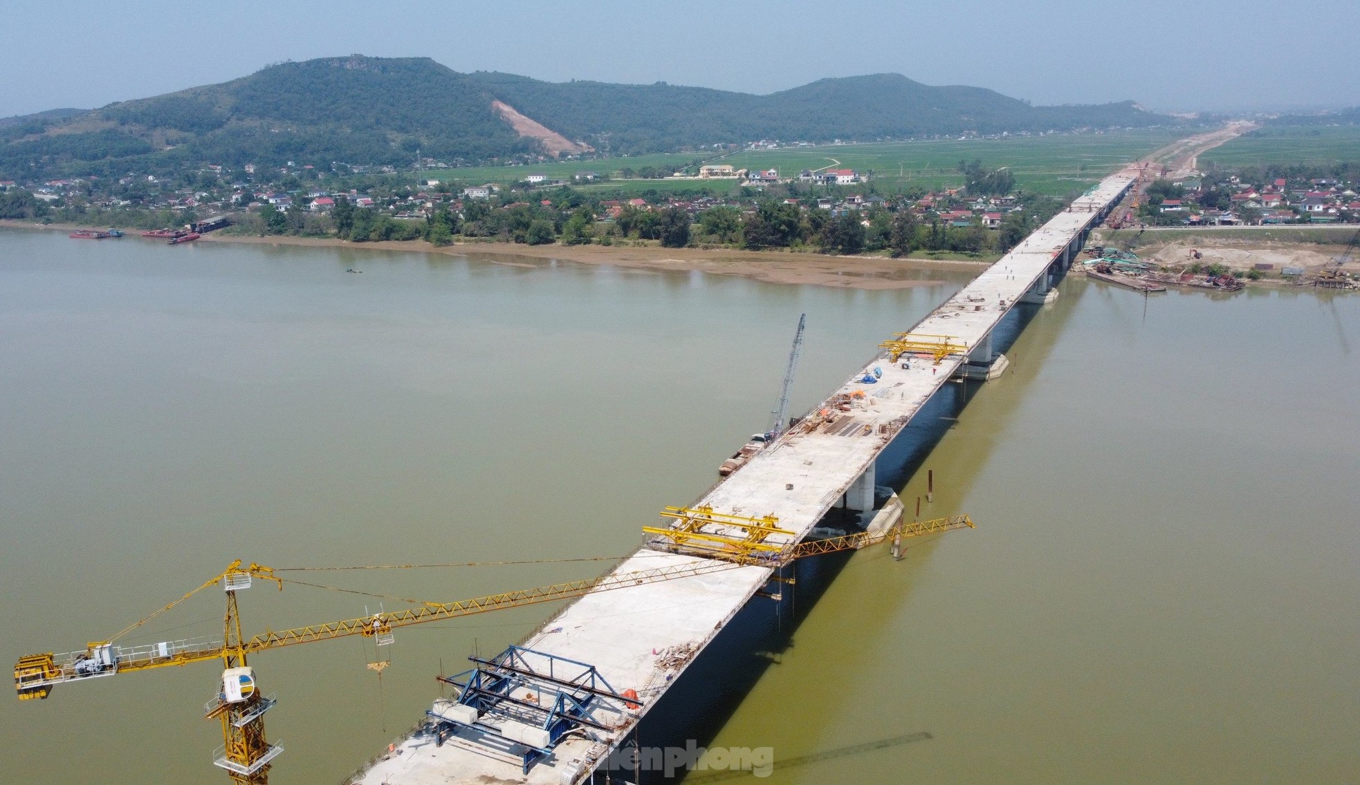 The bridge over the river connecting Nghe An and Ha Tinh provinces before the day of closing photo 4