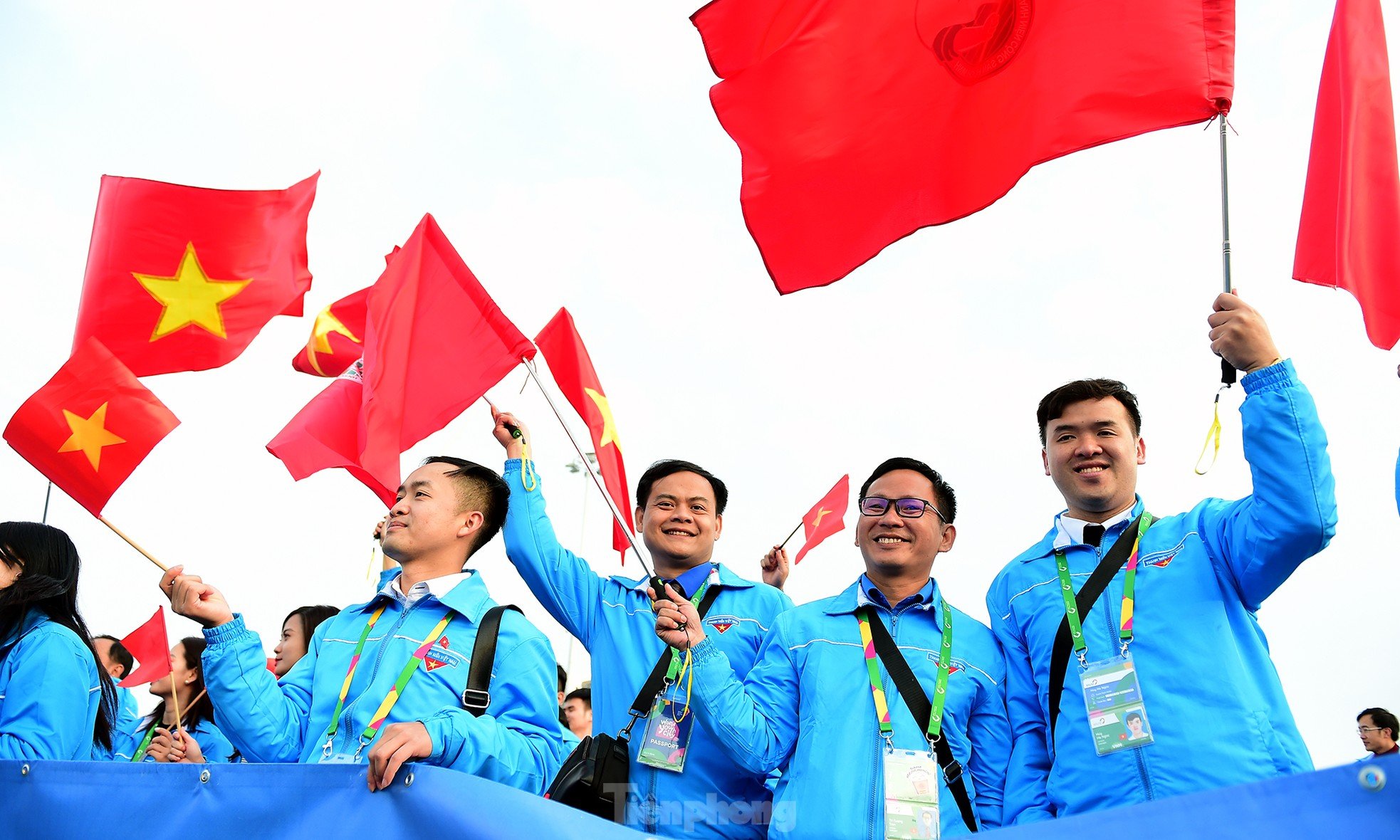 Bandera roja con estrella amarilla ondeando en el Festival Mundial de la Juventud 2024 foto 14