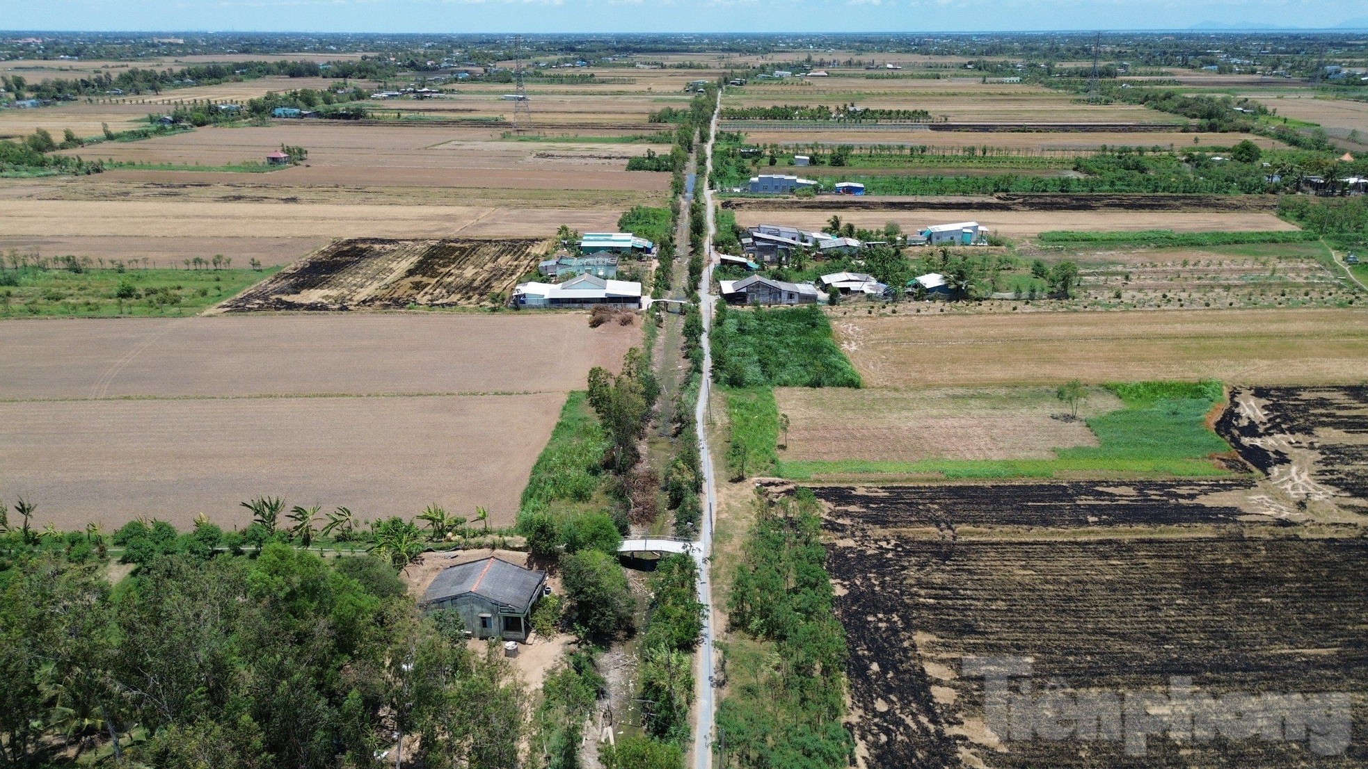 Les gens en Occident attendent jour et nuit pour récupérer des bidons d'eau. Photo 10