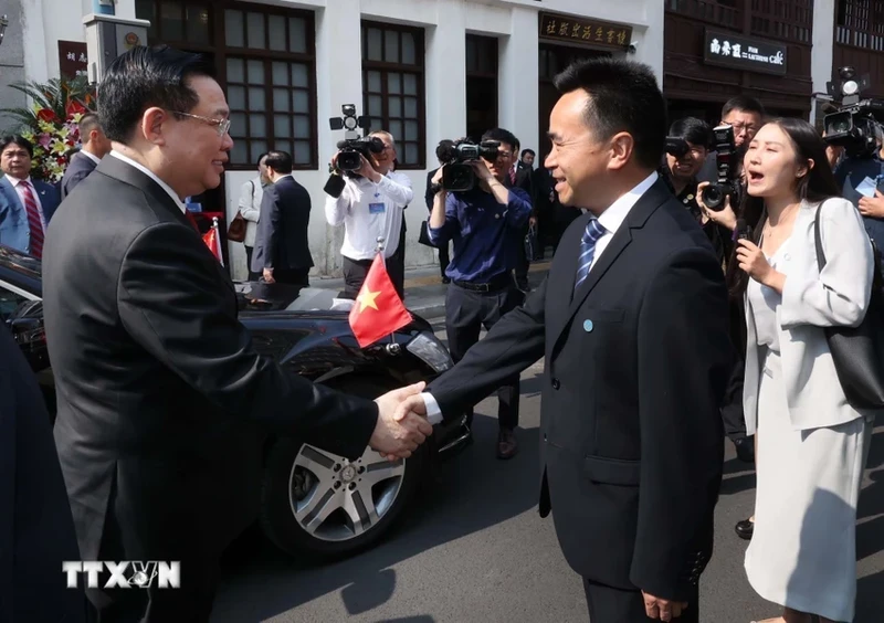 Los líderes locales y el Sitio de la Reliquia del Tío Ho en Kunming (China) dieron la bienvenida al presidente de la Asamblea Nacional, Vuong Dinh Hue. Foto: VNA.