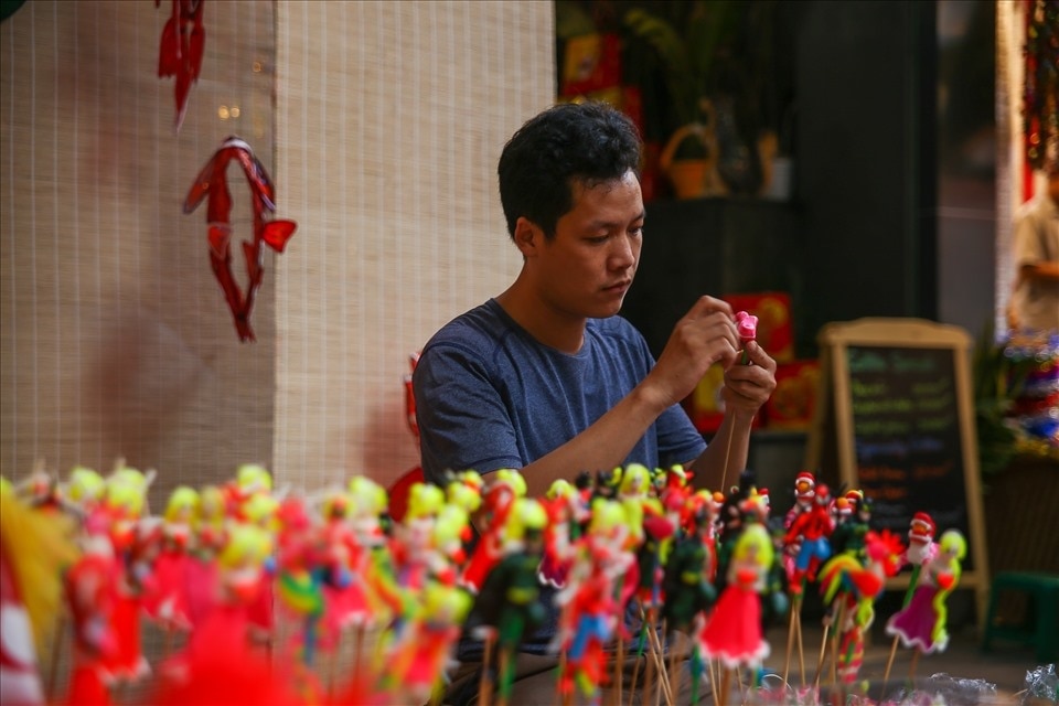 Artisans making to he figurines. Photo: Organizing Committee