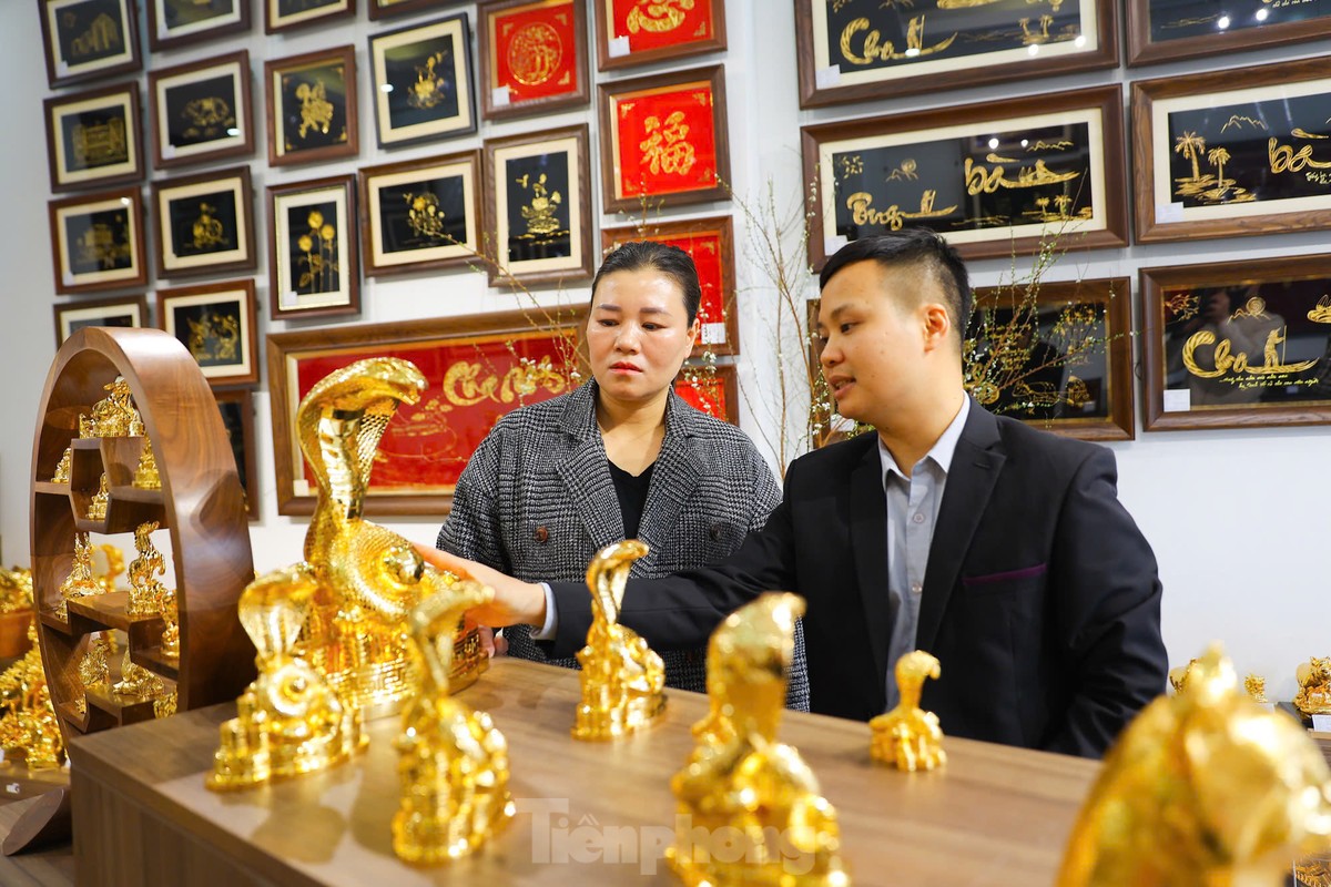 24K gold-plated statues of 12 zodiac animals sell well during Tet At Ty photo 10