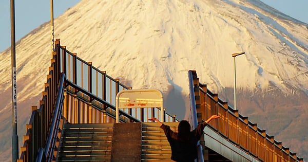 Ya no hay problemas en las tiendas de conveniencia, los turistas acuden en masa a las escaleras para tomar fotografías del Monte Fuji