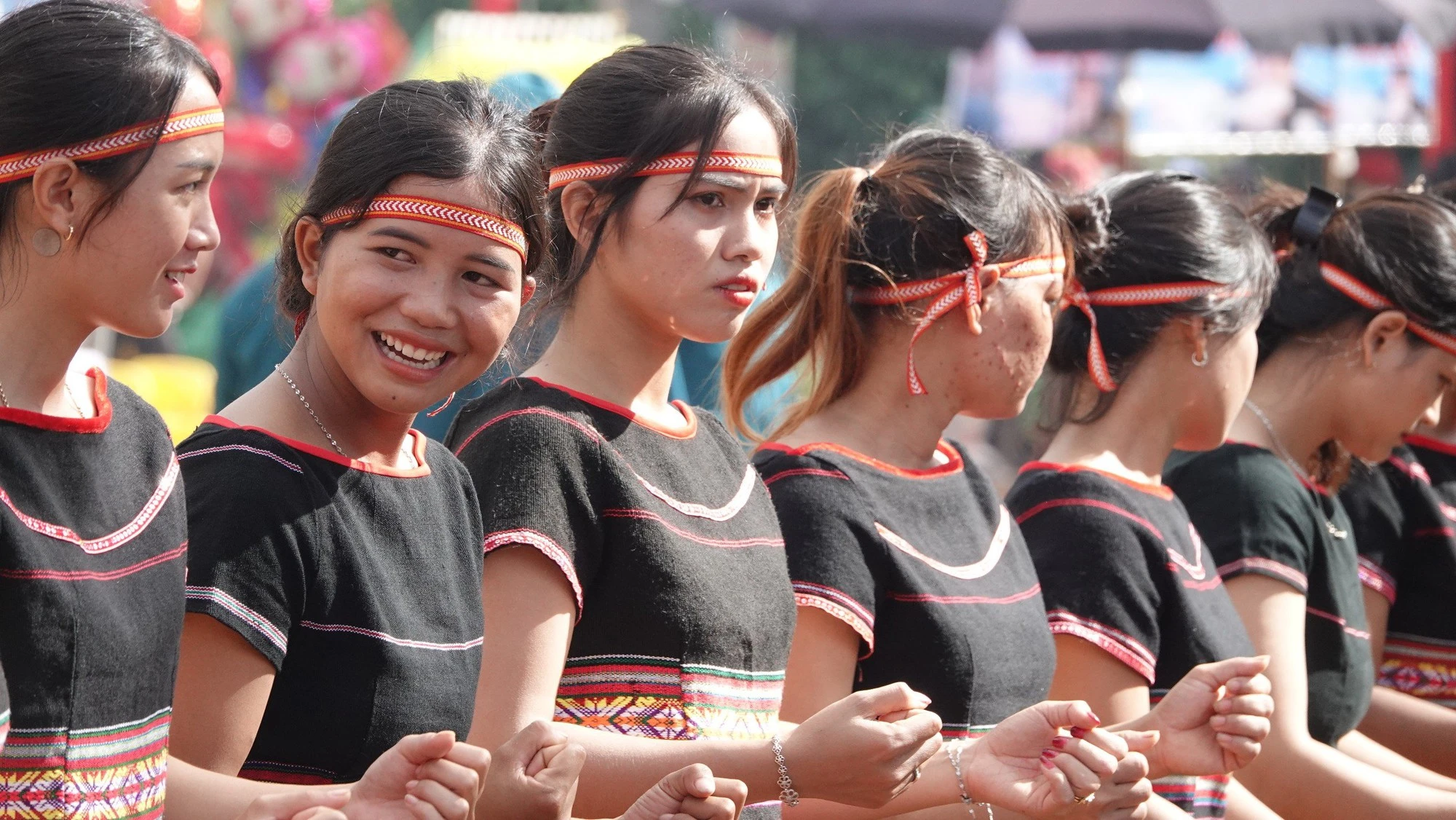 Gia Lai: Đua thuyền độc mộc trên dòng Pô Cô - Ảnh 2.