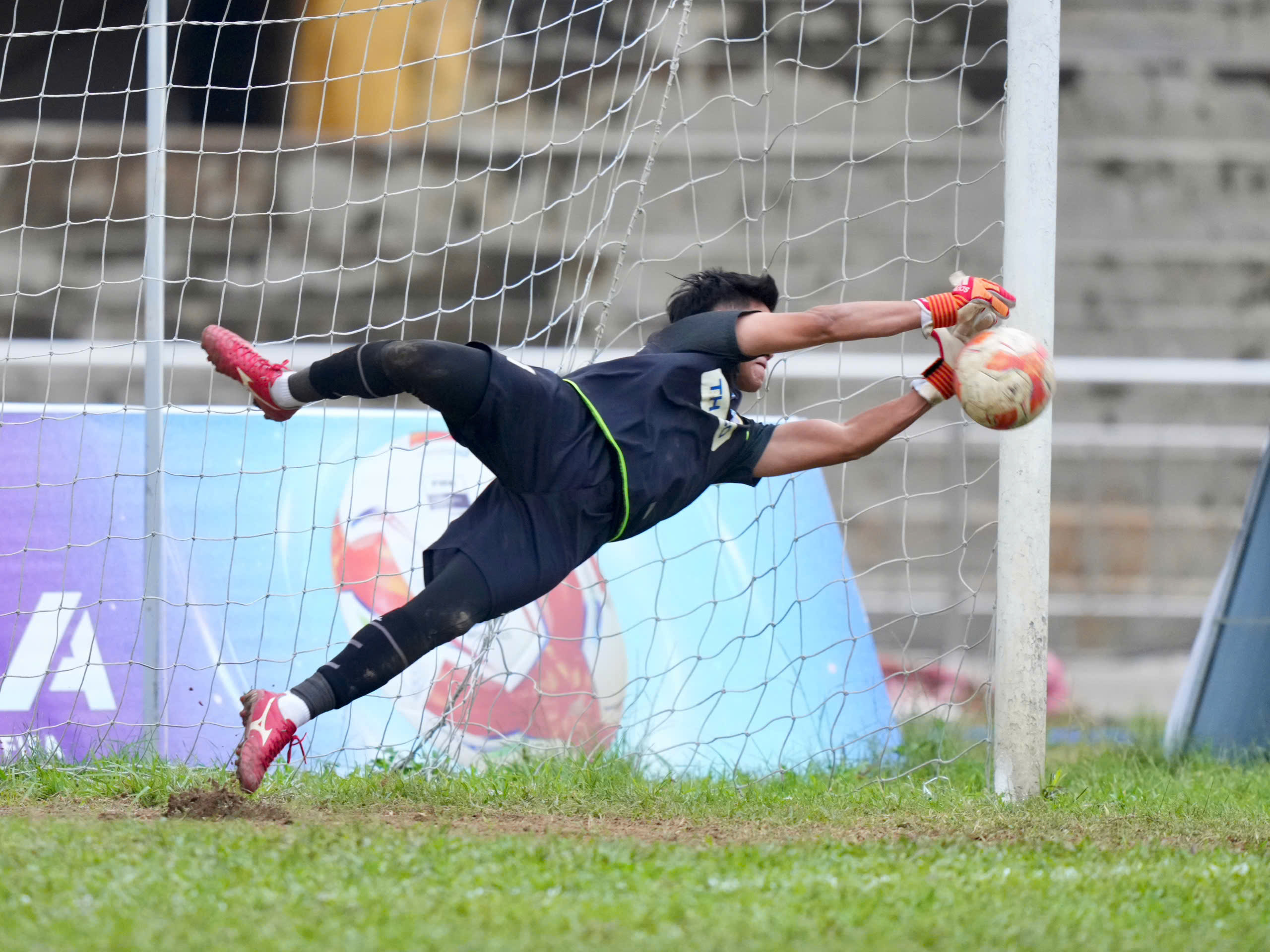 Người hùng giúp đội bóng vào vòng chung kết: 'Tôi tự tin khi bắt penalty'- Ảnh 1.