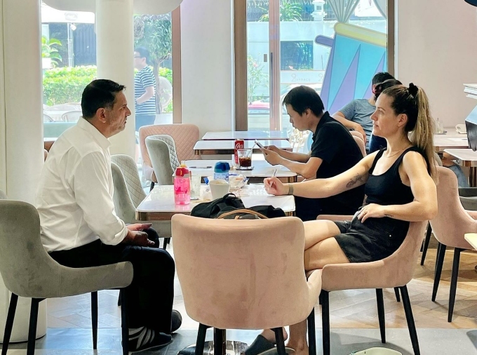 M. Lester Stephens s'est rendu à chaque table pour parler avec les parents. Photo : ISSP