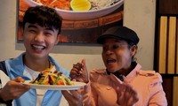 Mai Quang Khanh et Mme Tinh My dans un joyeux repas Photo : NVCC