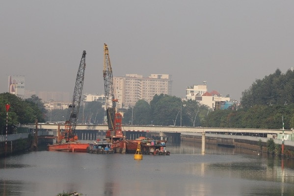 El canal más hermoso del centro de la ciudad de Ho Chi Minh tiene un puente peatonal que conecta dos distritos centrales.