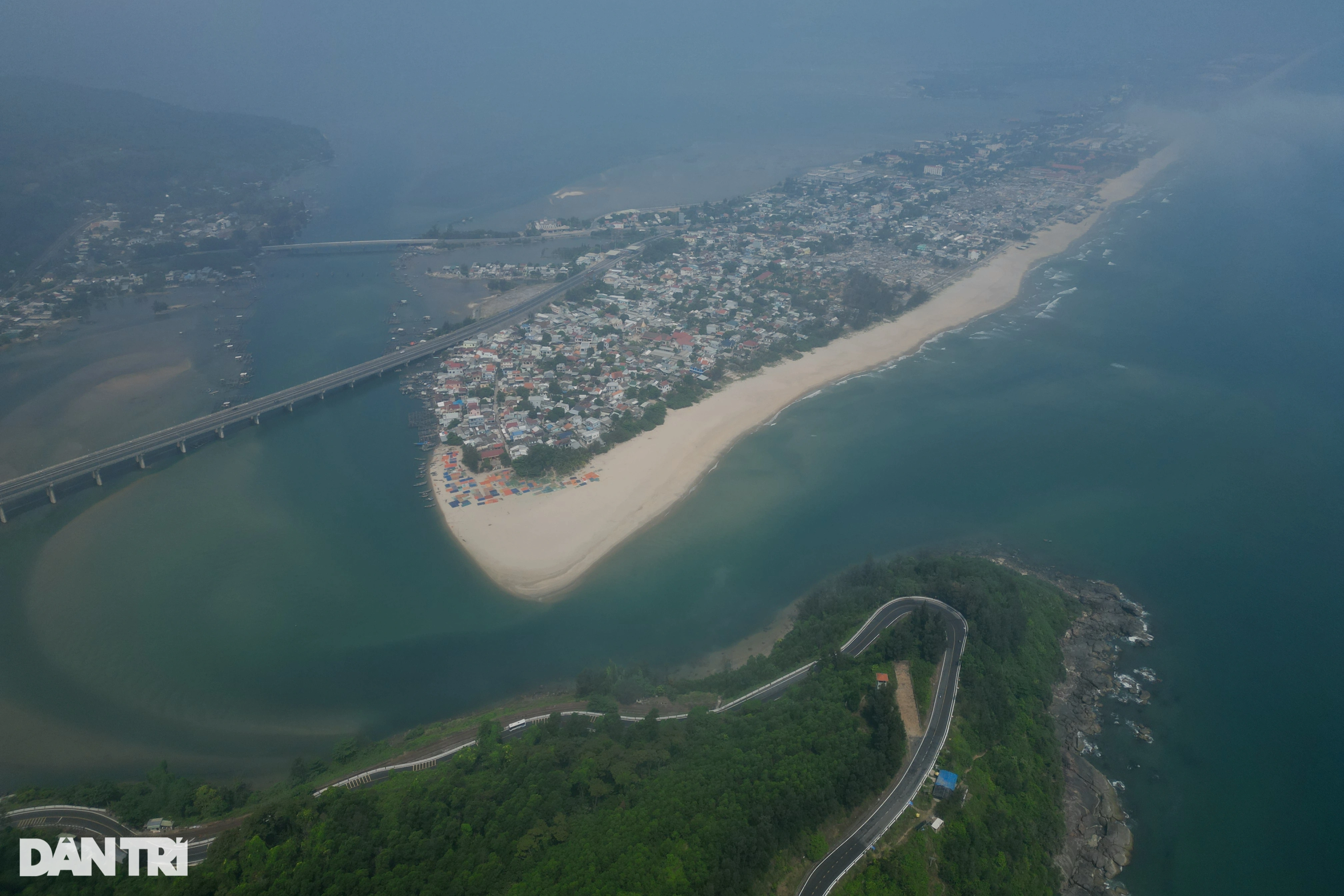 Admirez la magnifique baie de Lang Co dans la brume